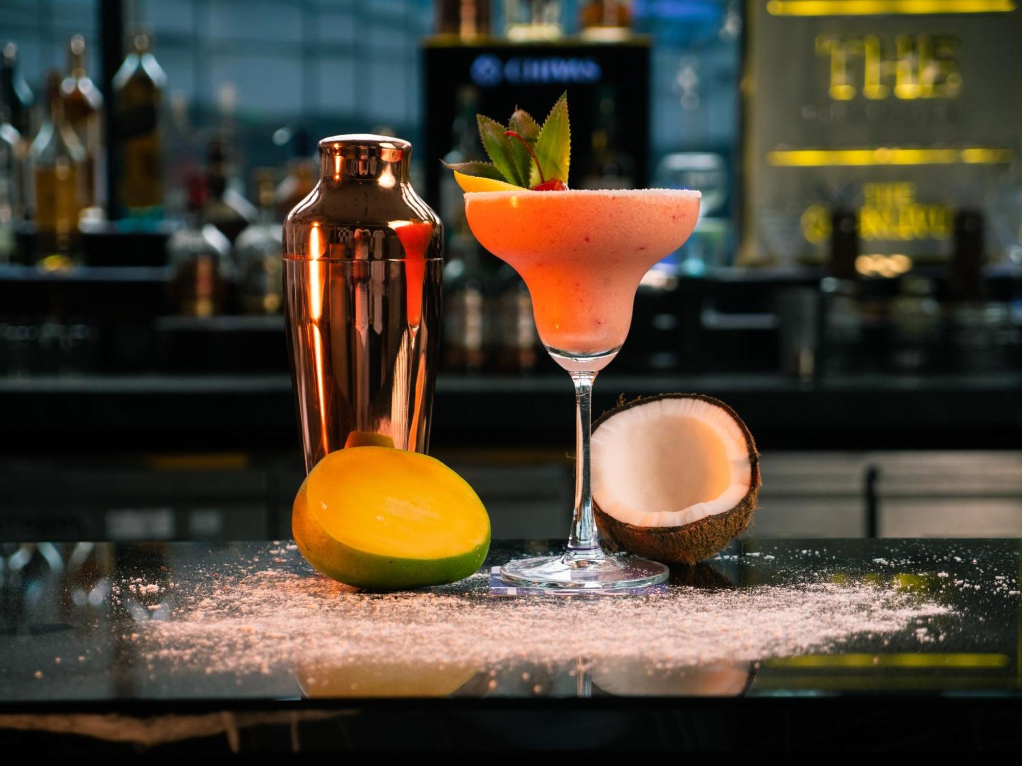 Novotel Kolkata Hotel And Residences Extérieur photo A frozen margarita