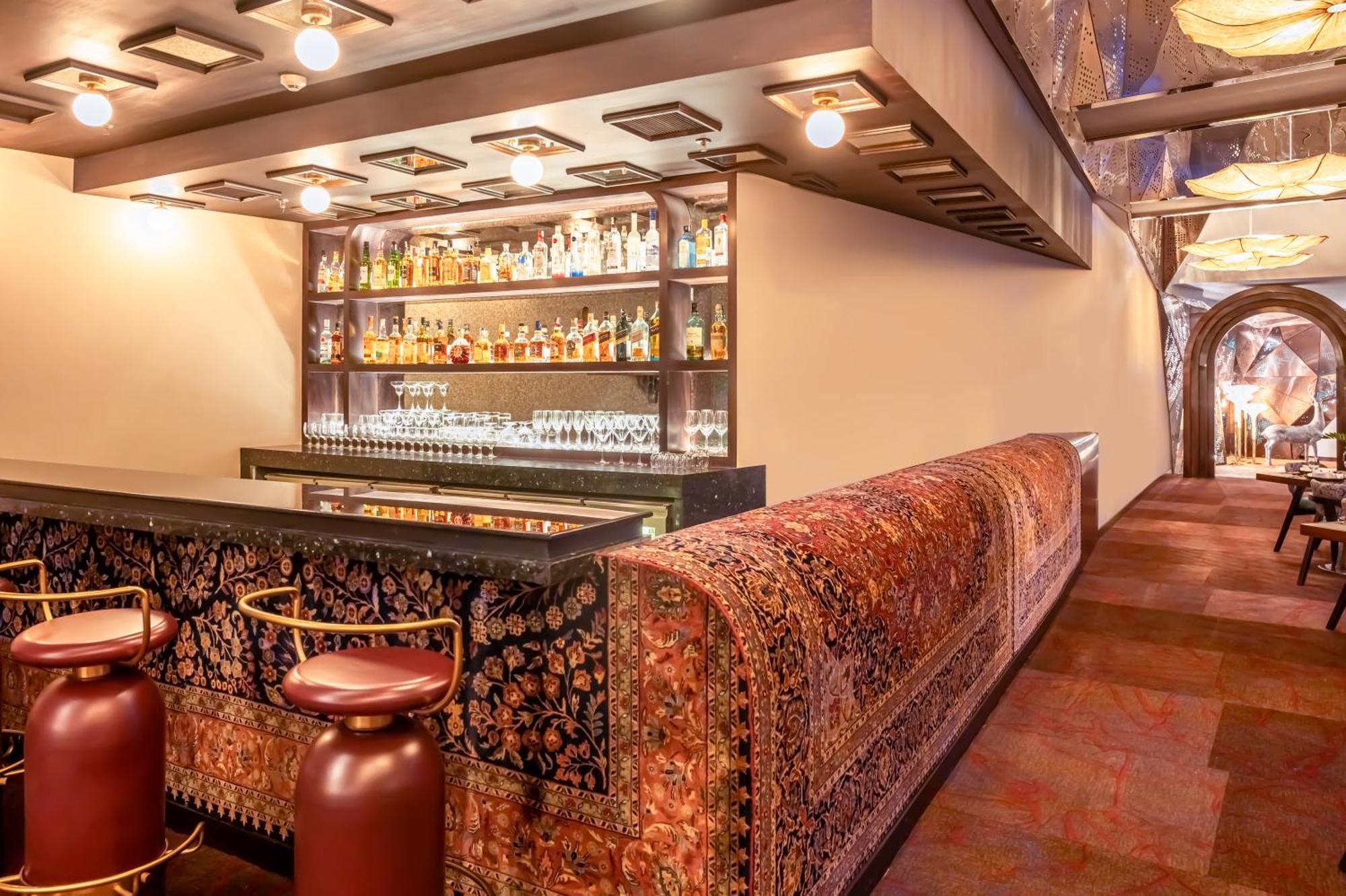 Novotel Kolkata Hotel And Residences Extérieur photo The bar at the 1905