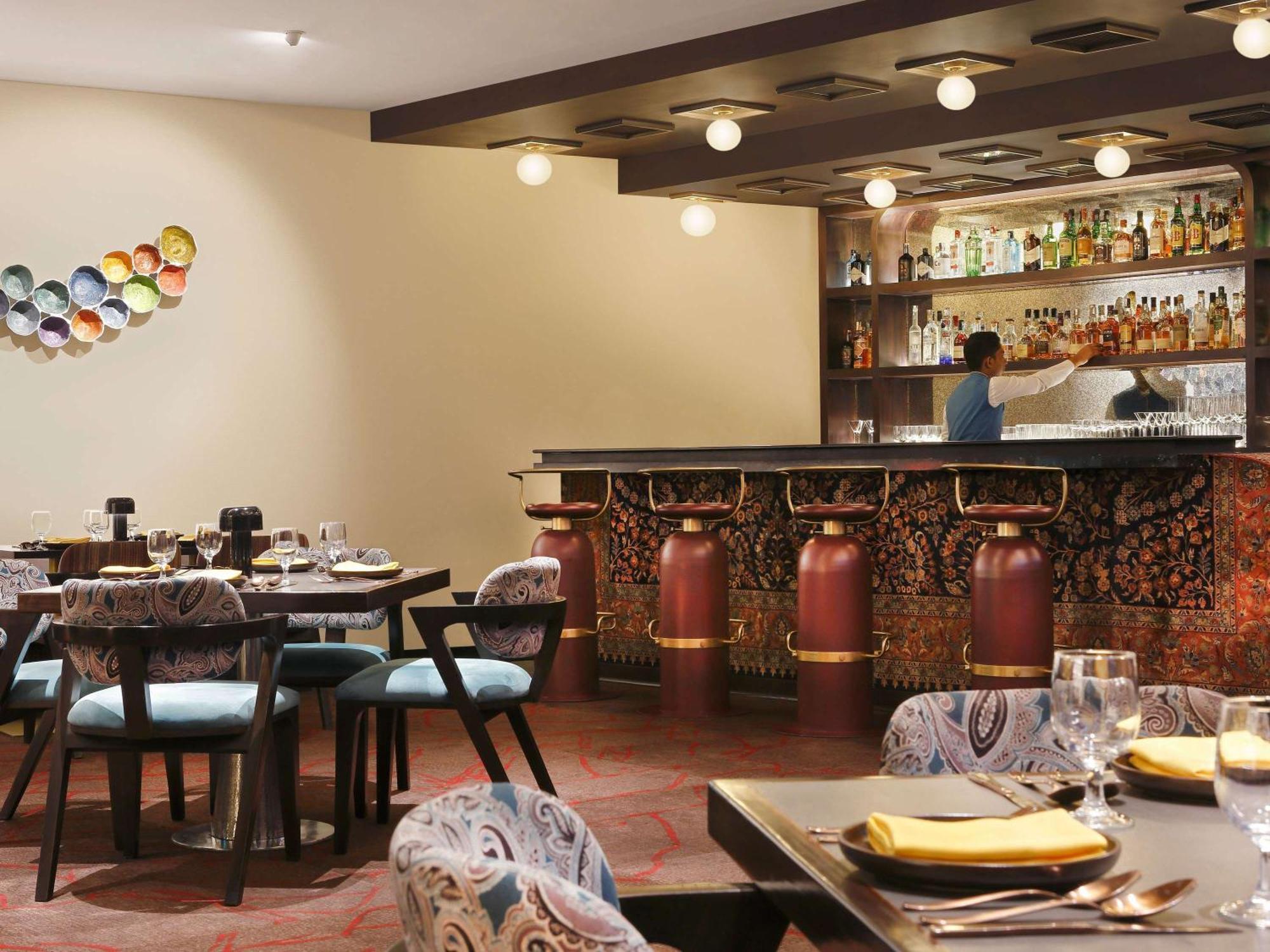 Novotel Kolkata Hotel And Residences Extérieur photo The bar at the restaurant