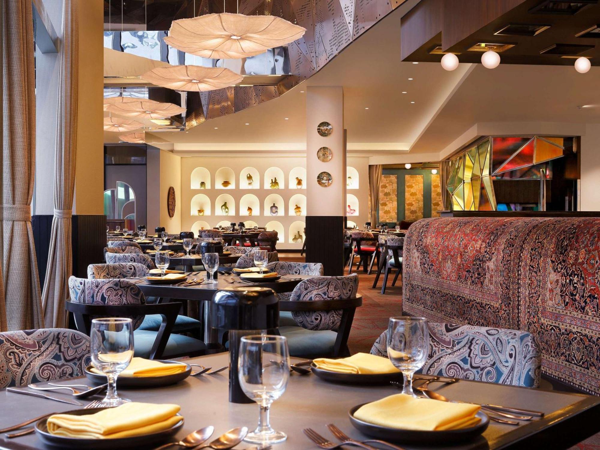Novotel Kolkata Hotel And Residences Extérieur photo The interior of the restaurant