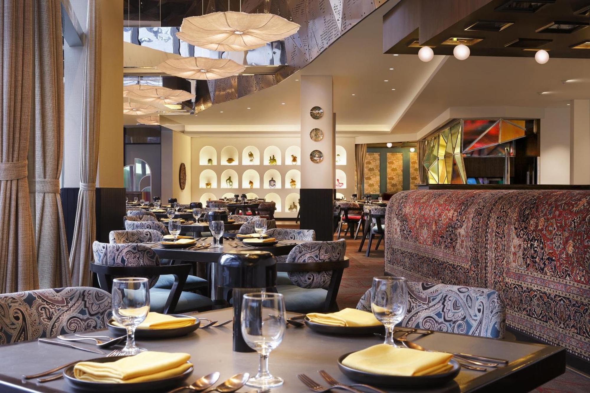 Novotel Kolkata Hotel And Residences Extérieur photo The interior of the restaurant