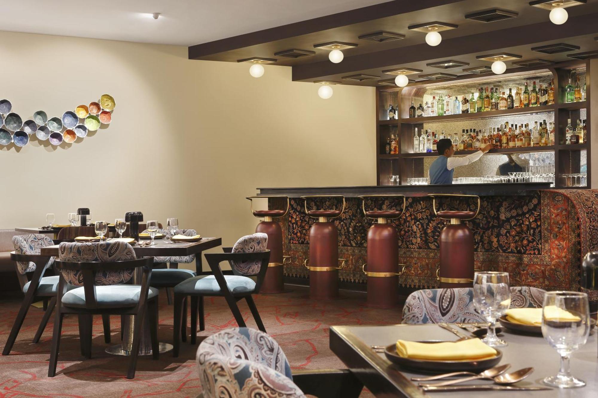 Novotel Kolkata Hotel And Residences Extérieur photo The bar at the restaurant
