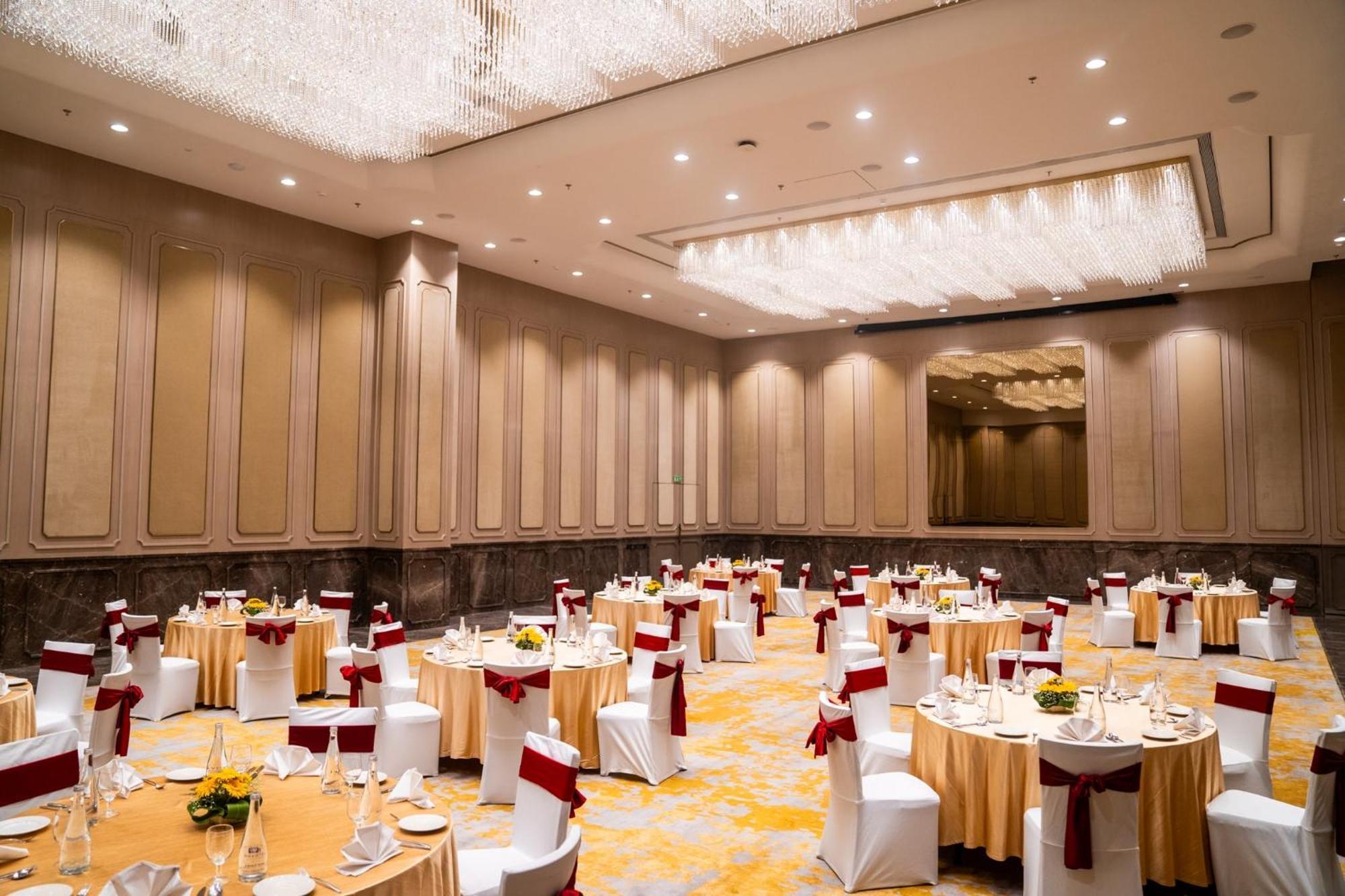 Novotel Kolkata Hotel And Residences Extérieur photo The Grand Ballroom