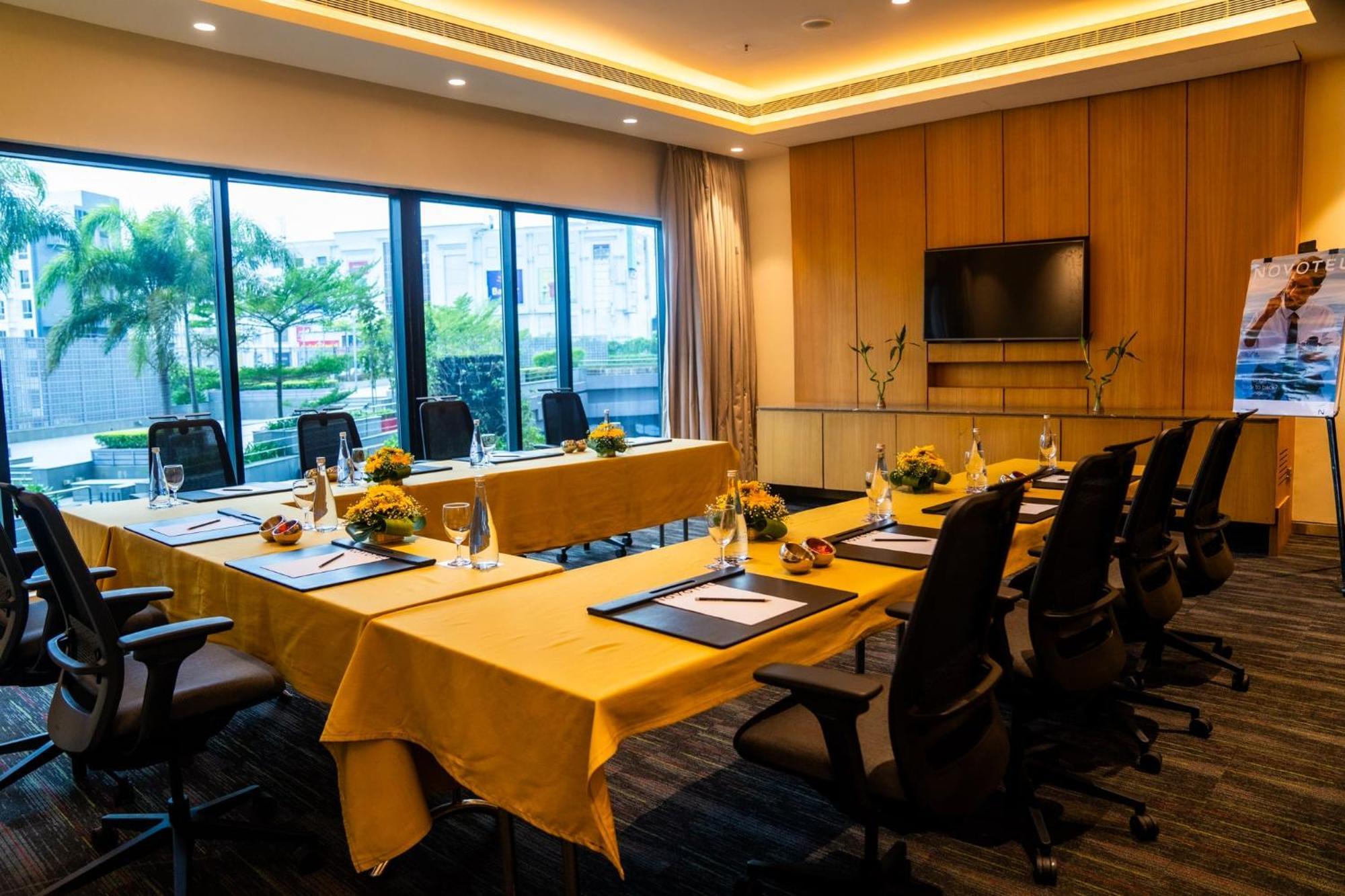 Novotel Kolkata Hotel And Residences Extérieur photo Meeting room at the hotel